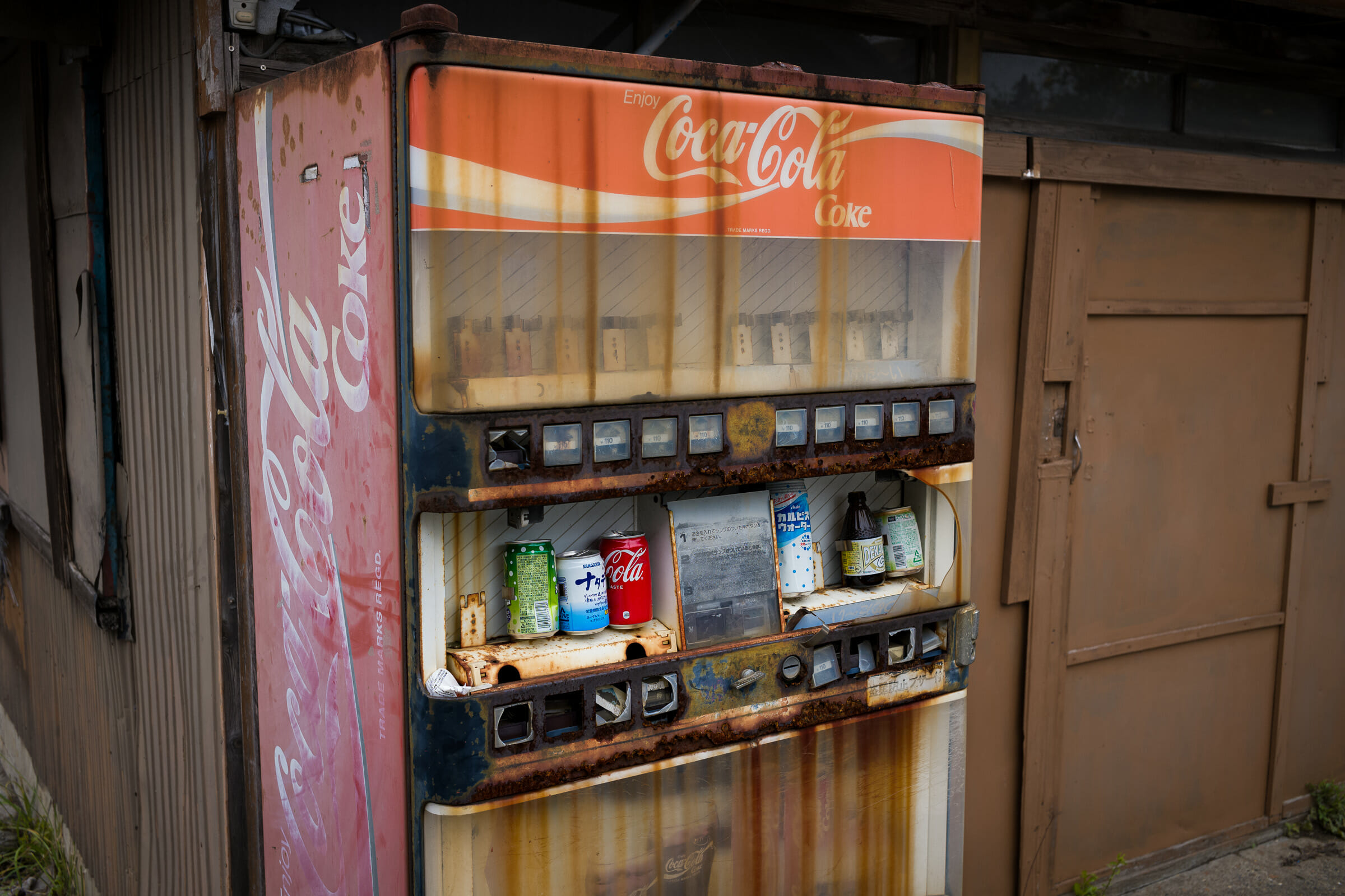 An amazingly decayed Coca-Cola vending machine — Tokyo Times