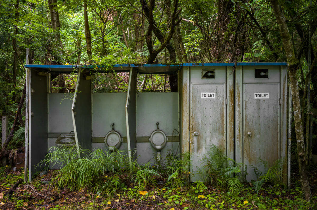 abandoned cabins in the Japanese countryside