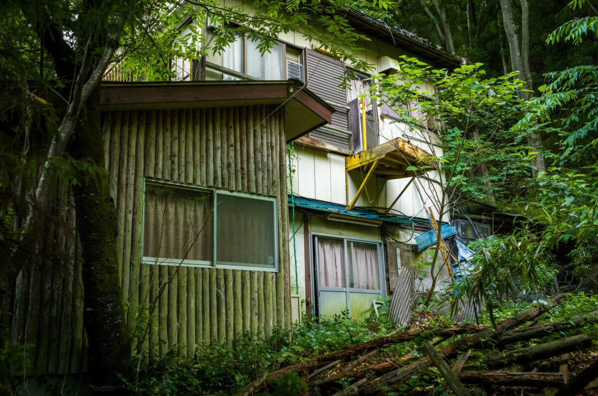 abandoned cabins in the Japanese countryside