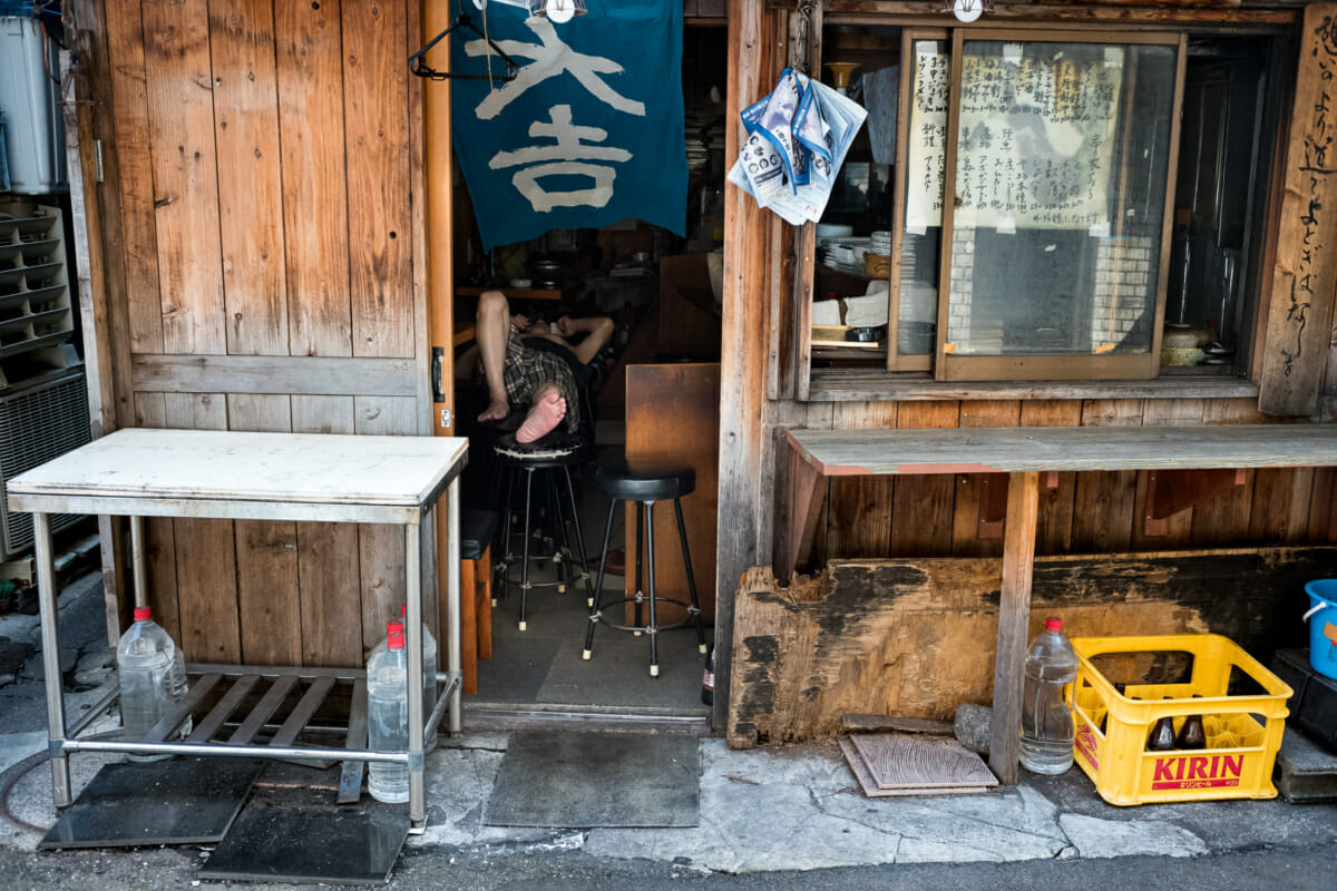 an old Tokyo bar and its owner before opening