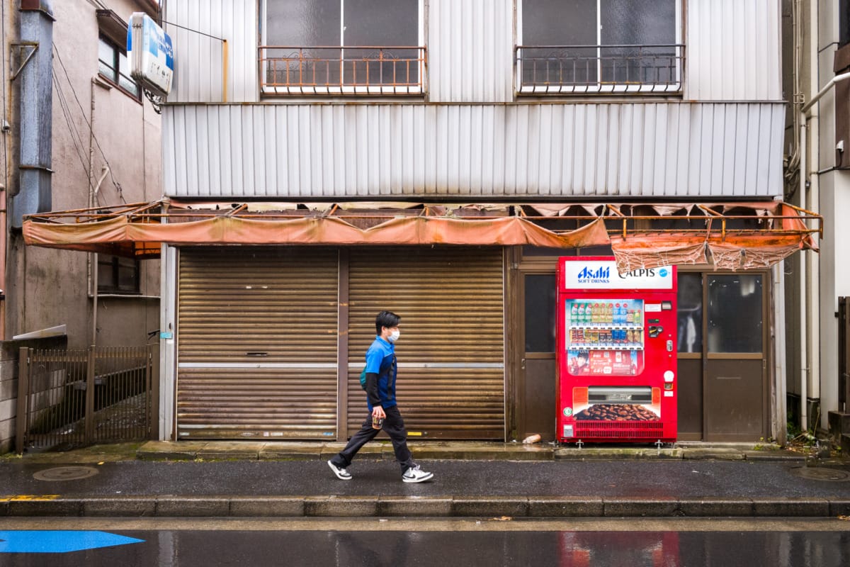The colours of old Tokyo in the rain