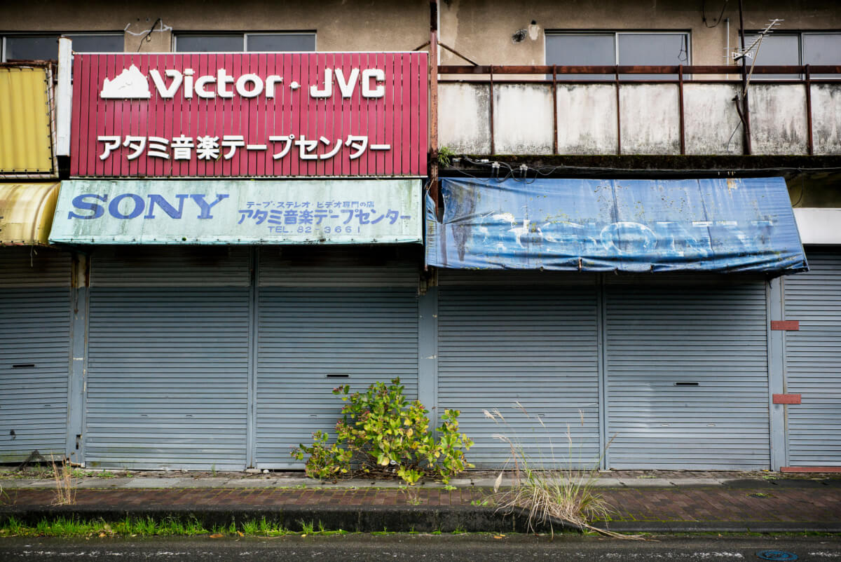 an old and faded Japanese hot spring resort town