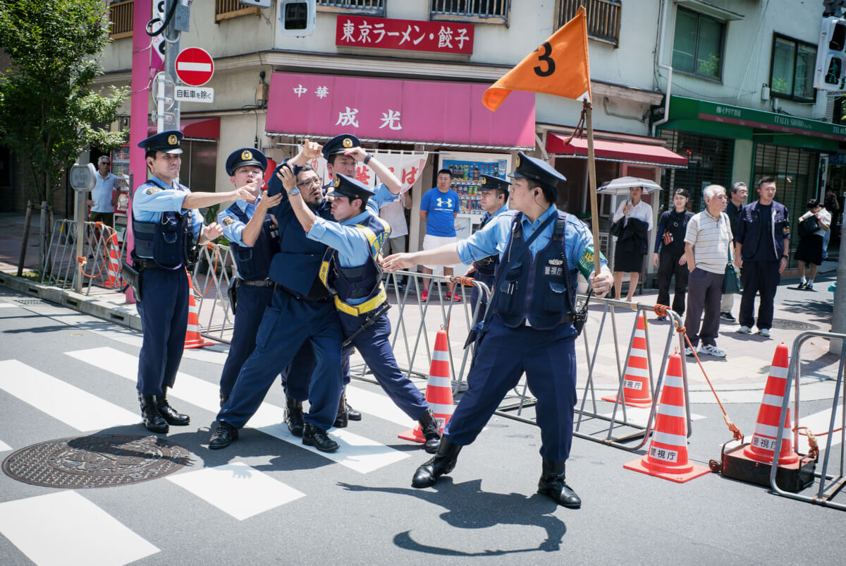 Japanese nationalists fighting the police