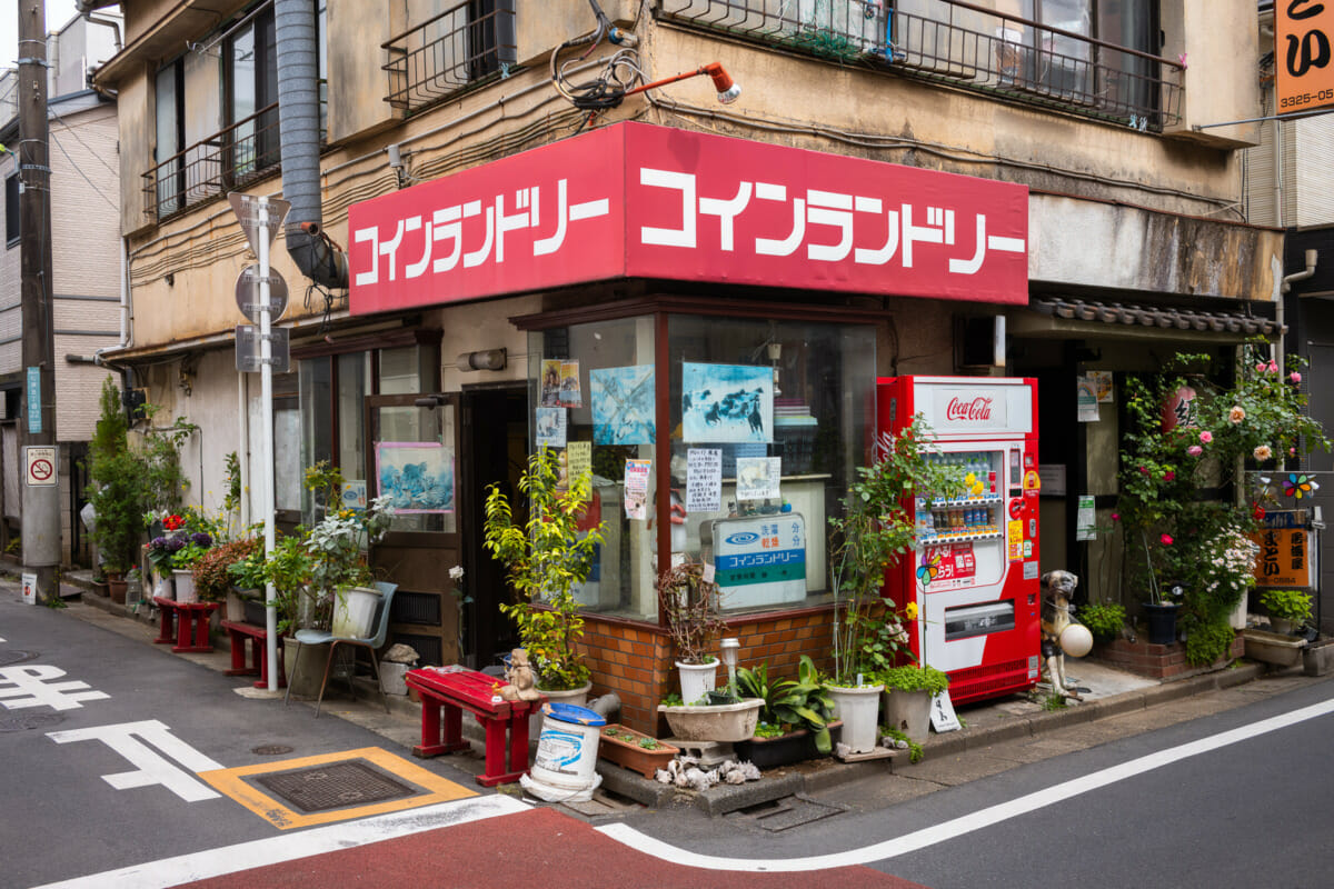 signs and little details of Japan’s dated coin laundries