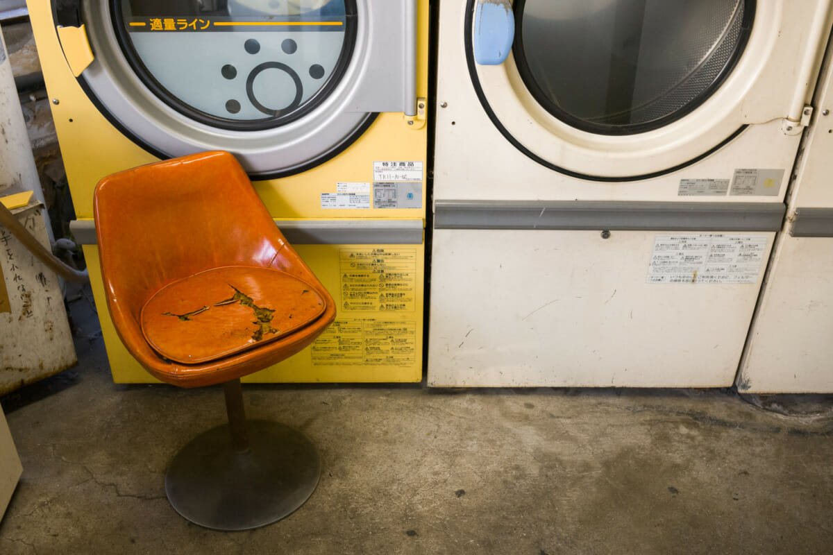 signs and little details of Japan’s dated coin laundries