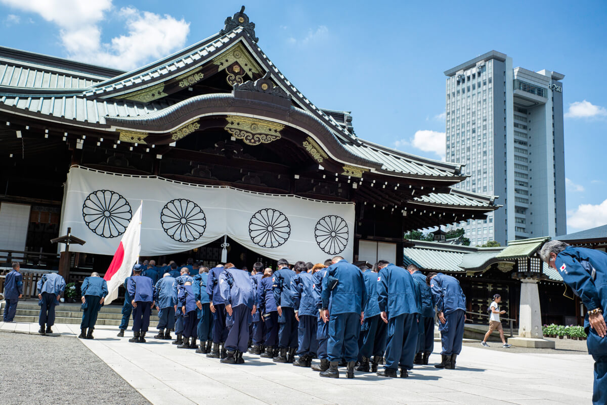 japanese-nationalists-praying-at-yasukuni-shrine