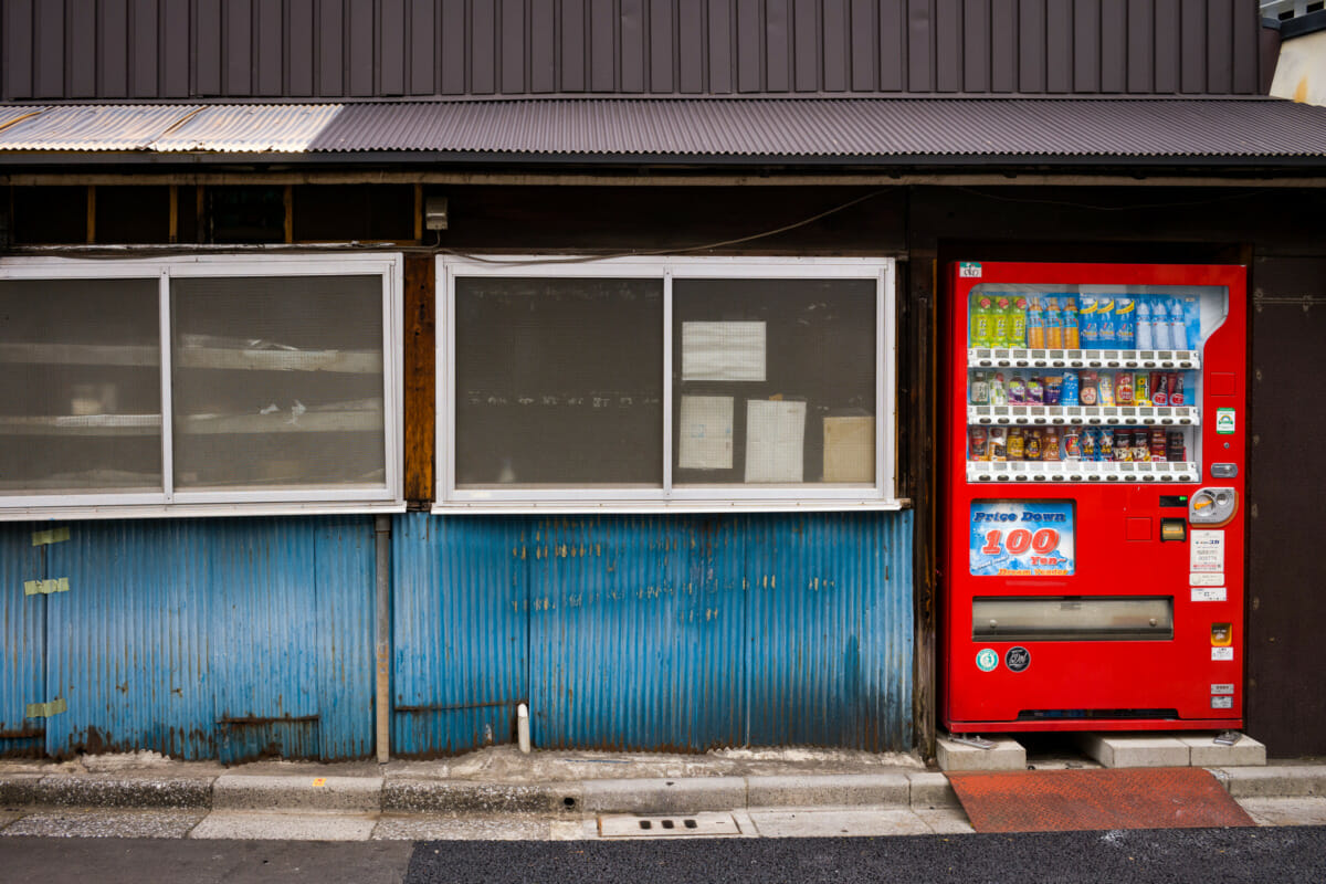 Tokyo vending machines in not so nice locations