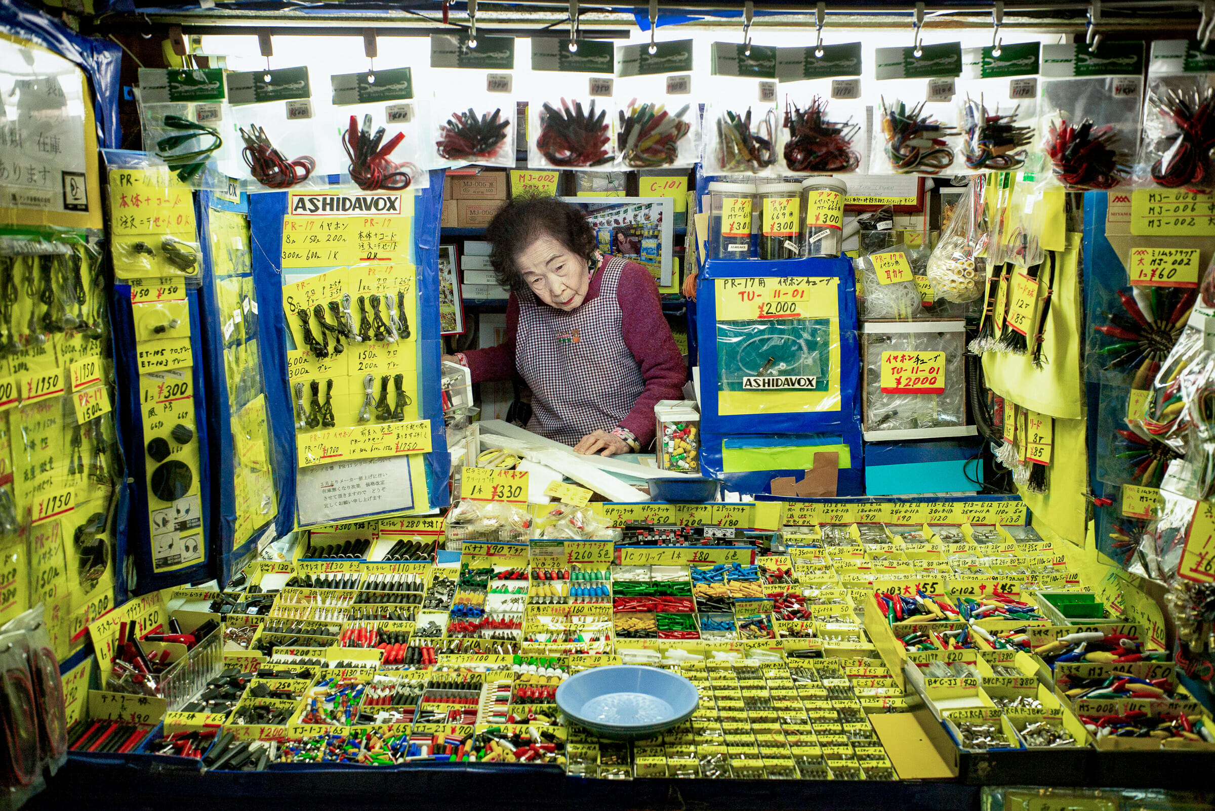 a-little-old-lady-in-her-amazingly-small-shop-tokyo-times