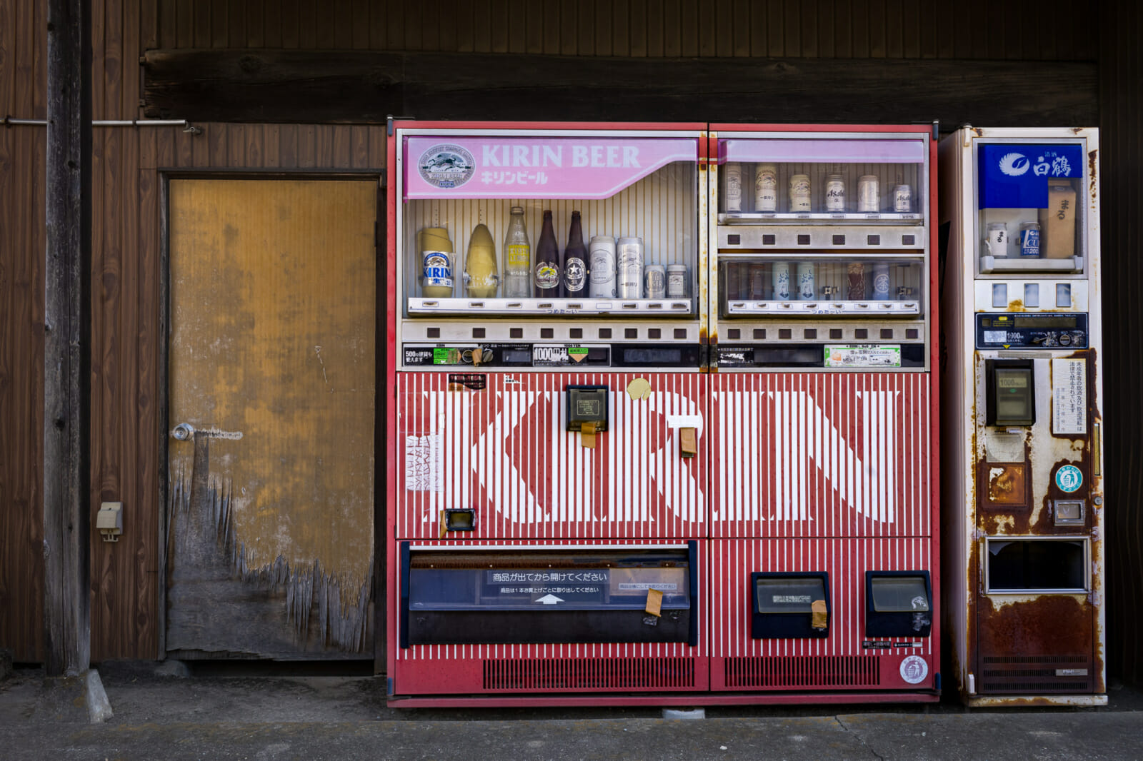 The distinct personalities of old and disused Japanese vending machines ...