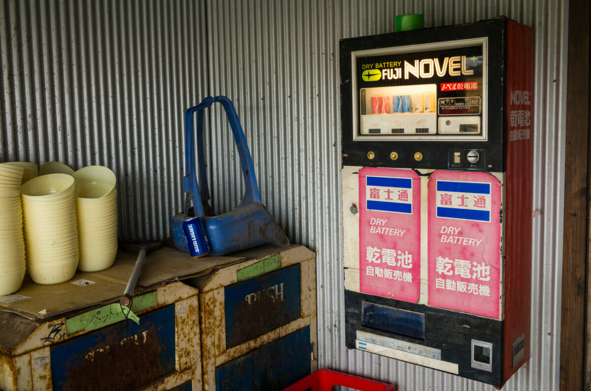 fully functioning retro Japanese vending machines