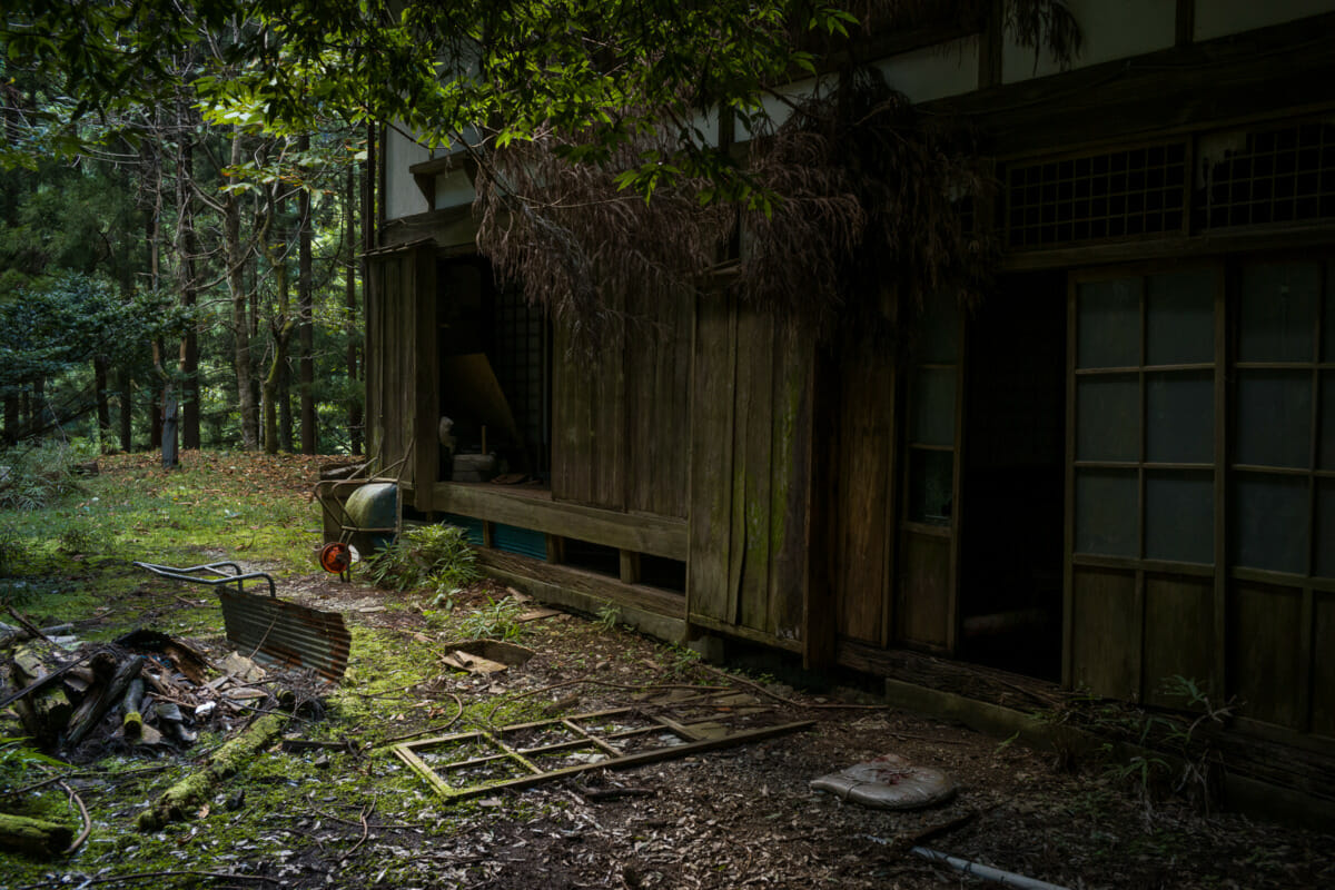 the silence and decay of an abandoned Japanese mountain village