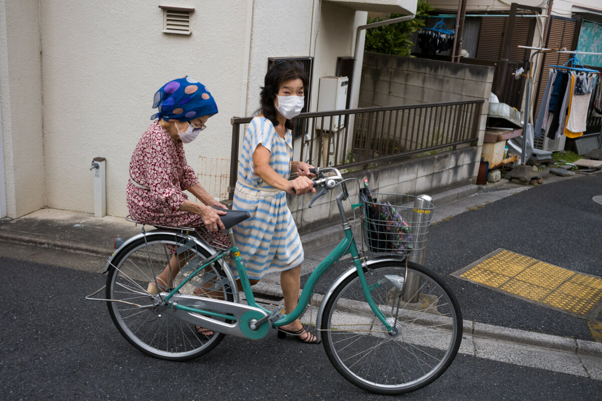 Transporting the elderly by bicycle in Tokyo
